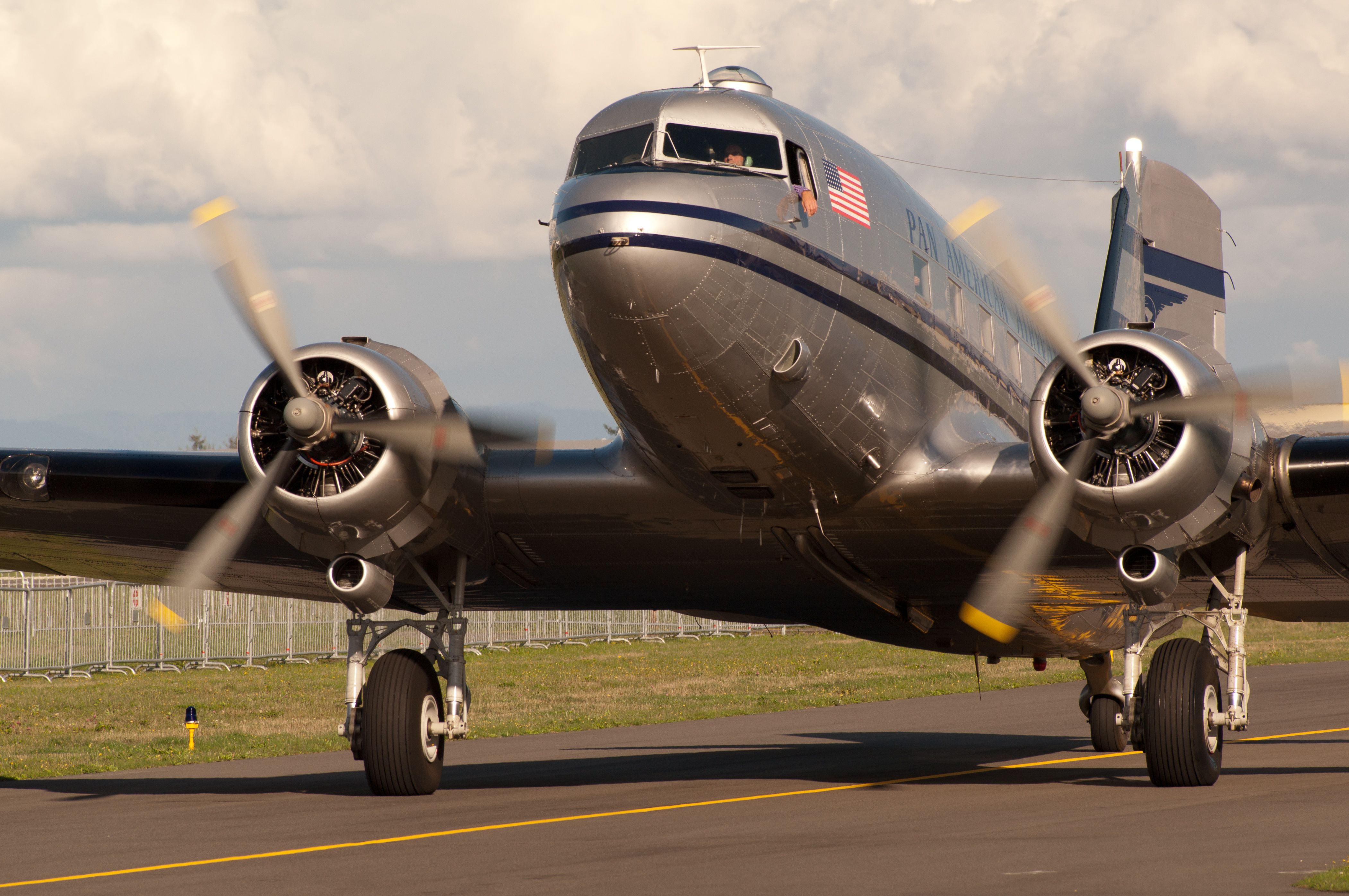 Douglas DC-3 (N877MG)