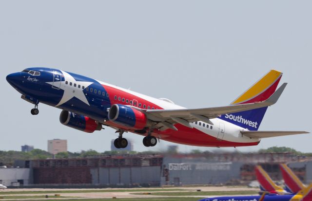 Boeing 737-700 (N931WN) - Im not sure if you can tell by my third different time photographing Lone Star One that its my favorite special in the fleet