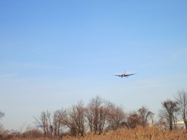 BOEING 767-200 (N253AY) - A US Airways Boeing 767-200 N253AY landing at Philadelphia International Airport (KPHL) on February 17, 2014.