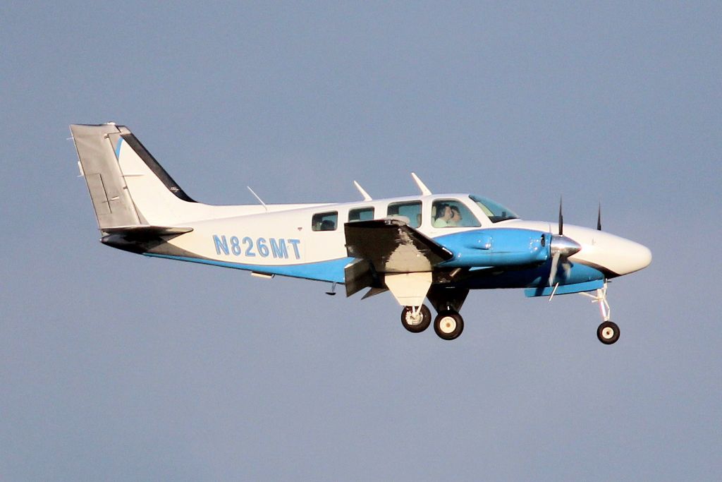 BEECH 58P Pressurized Baron (N826MT) - On short finals for rwy 18R on 17-Oct-22 arriving from KRWI.