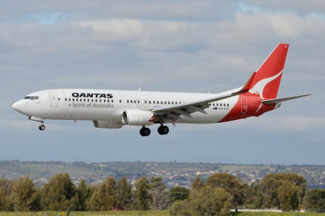 Boeing 737-800 (VH-VYF) - On short finals for runway 05. Thursday 7th August 2014