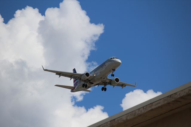 Embraer 170/175 (N408YX)