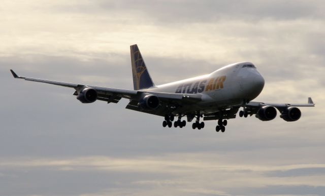 Boeing 747-400 (N409MC)