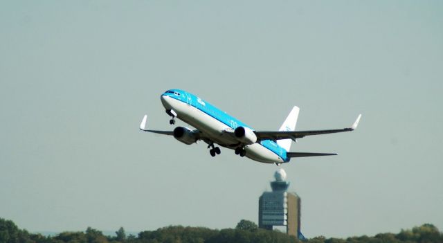 Boeing 737-700 (PH-BXS) - Take off Budapest