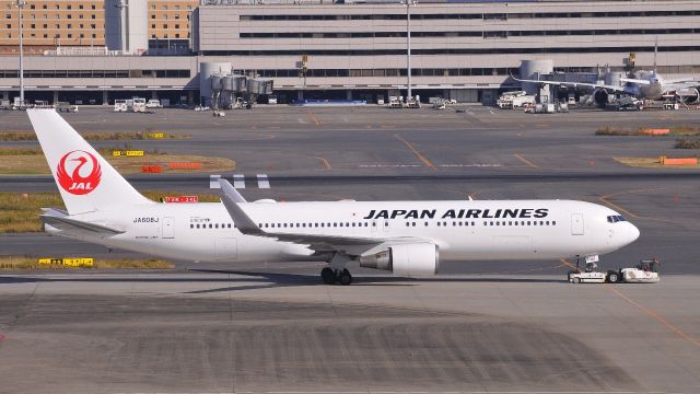 BOEING 767-300 (JA608J)