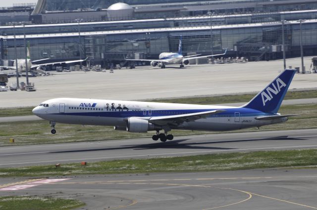 BOEING 767-300 (JA8677) - Takeoff at Haneda Intl Airport Rwy16R on 2013/05/05 "TV Drama at Yae no Sakura"