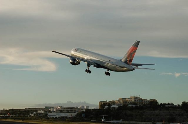 Boeing 757-200 (N688DL)