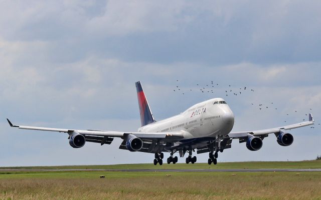 Boeing 747-400 (N671US) - delta b747-4 n671us about to land at shannon on an emergency due to a fire alarm activation in the rear cargo hold while enroute from amsterdam to atlanta 3/7/15.