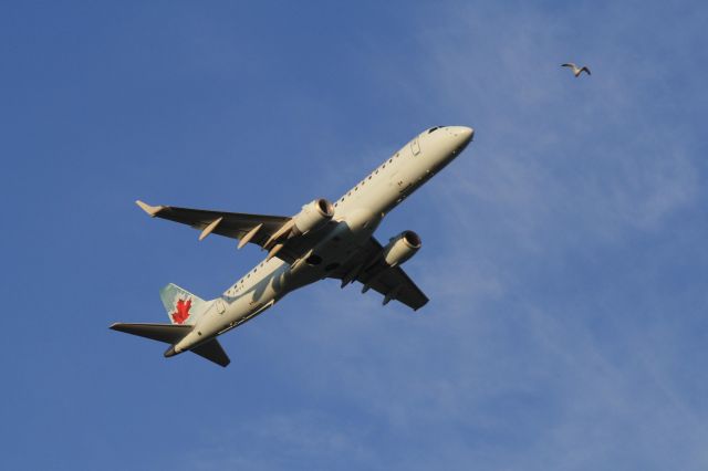 Embraer ERJ-190 (C-FMYV)