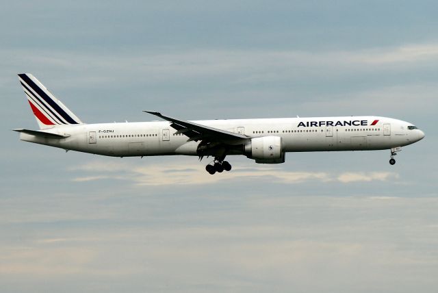 BOEING 777-300 (F-GZNJ) - AFR 334 arriving from Paris