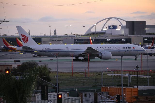 BOEING 777-300ER (B-2046)