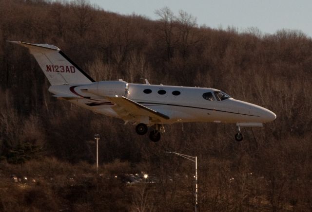 Cessna Citation V (N123AD) - Approach runway 26 at KDXR. RELIANT AIR has the lowest fuel price on the Danbury (KDXR) airport.