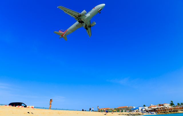 Airbus A320 (N114UW) - American air lines departing TNCM