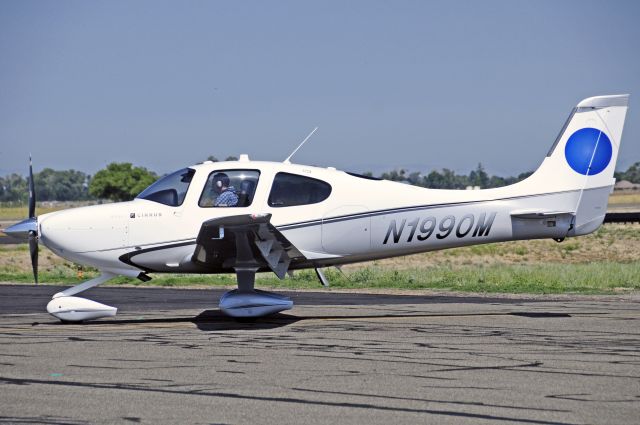 Cirrus SR-22 (N1990M)