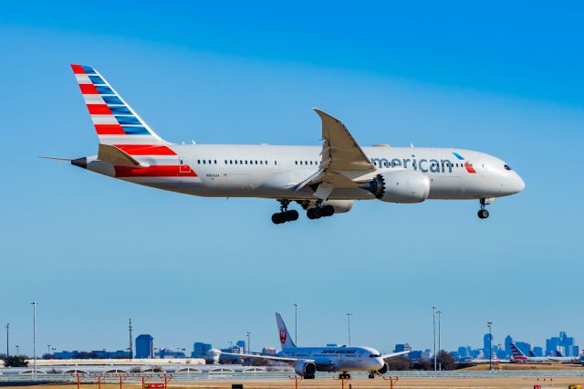 Boeing 787-8 (N806AA) - American Airlines 787-8 landing with a Japan Airlines 787-9 taxis at DFW on 12/25/22. Taken with a Canon R7 and Tamron 70-200 G2 lens.