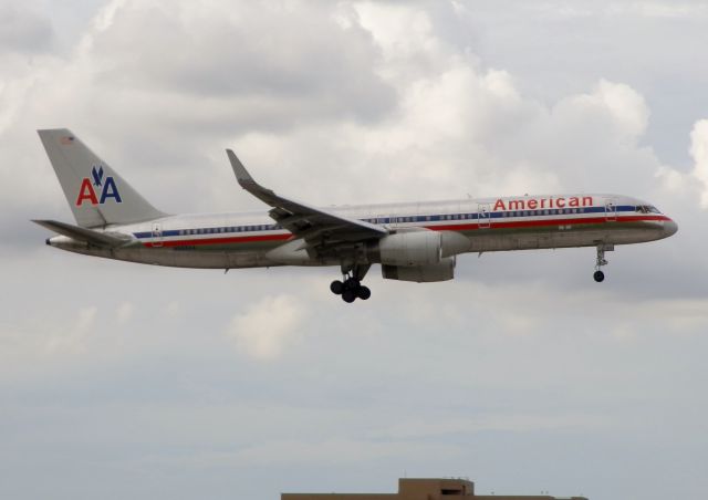 Boeing 757-200 (N668AA)