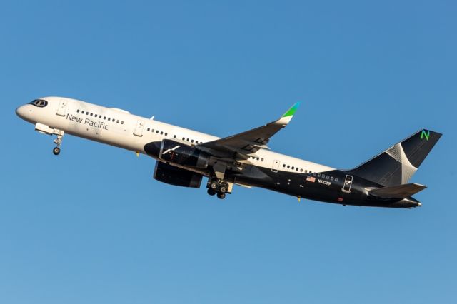 Boeing 757-200 (N627NP) - RVF8732 climbs off runway 35R from YEG with the New Jersey Devils onboard.