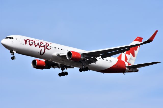 BOEING 767-300 (C-GHPE) - Air Canada Rouge Boeing 767-33A(ER) arriving at YYC on Mar 31.