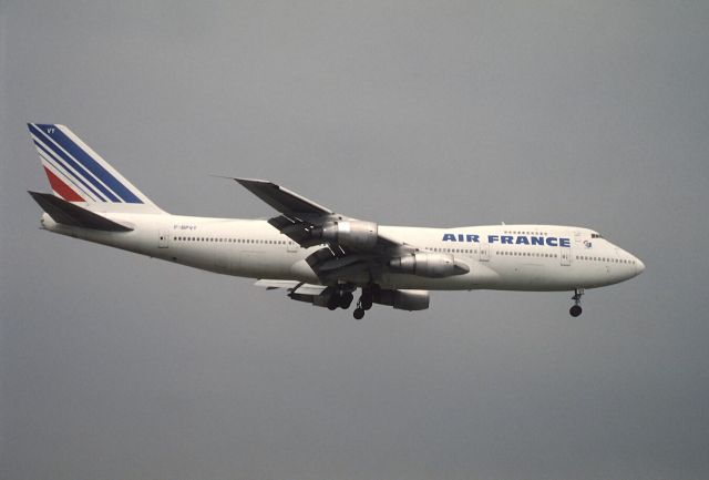 Boeing 747-200 (F-BPVY) - Final Approach to Narita Intl Airport Rwy16 on 1989/05/03