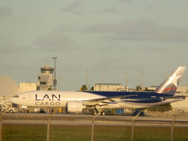 BOEING 777-200LR (N776LA)