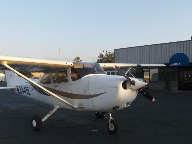 Cessna Skyhawk (N2441E)