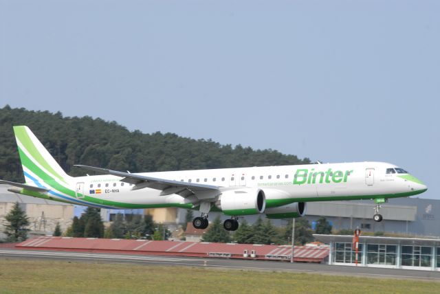 EMBRAER ERJ-190-400 (EC-NHA) - EC-NHA Landing At LEVX, From GCLP. 22-08-2021