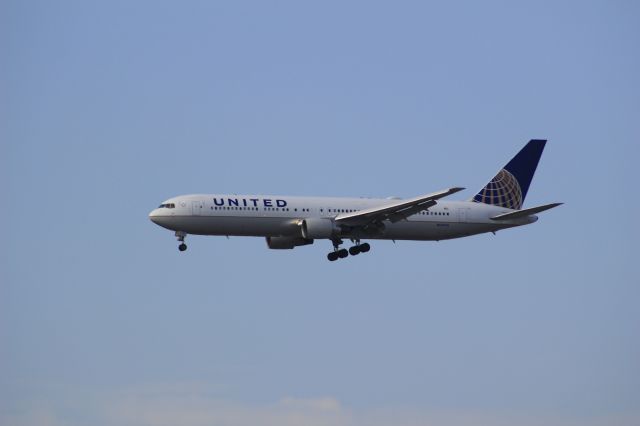 BOEING 767-300 (N647UA)