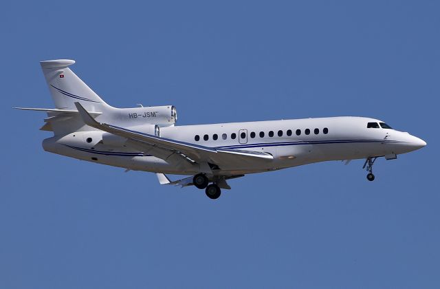 Dassault Falcon 7X (HB-JSM) - Landing.