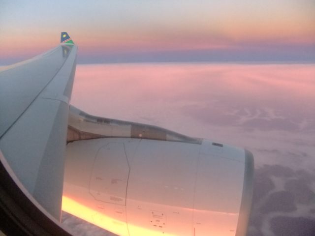 Airbus A330-200 (V5-ANO) - Im Morgenrot über dem Bodensee leuchtet die V5-ANO golden auf. Wir kamen am Vorabend in WDH eine Dreiviertelstunde später raus, ansonsten wären wir im Morgengrauen in FRA gelandet.