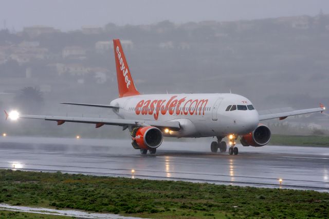 Airbus A319 (G-EZDL)