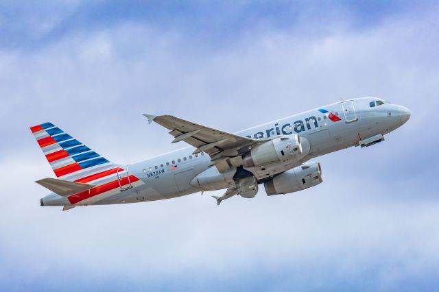 Airbus A319 (N828AW) - An American Airlines A319 taking off from PHX on 3/1/23. Taken with a Canon R7 and Canon EF 100-400 L ii lens.