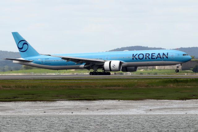 BOEING 777-300 (HL8008) - 'Koreanair 091' from Seoul landing on 33L
