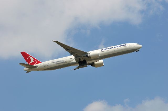 BOEING 777-300 (TC-JJF) - 2011/4/24