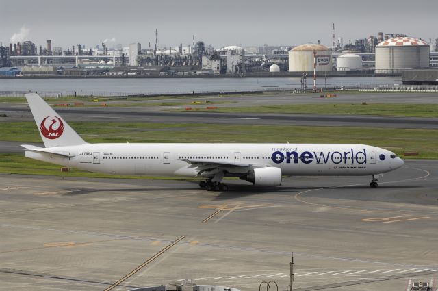 BOEING 777-300 (JA752J) - Taxing at Haneda Intl Airport on 2013/07/20 #One World c/s"