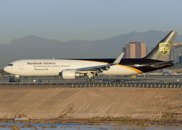 BOEING 767-300 (N331UP)