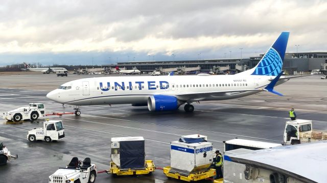 Boeing 737 MAX 8 (N37257) - Pushing back as UA2372 to LAS