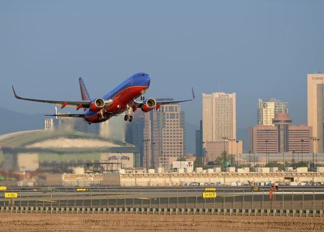 Boeing 737-800 (N8612K)