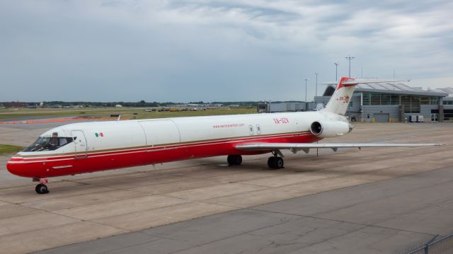 McDonnell Douglas MD-83 (XA-UZV) - Ex. N598AA up close at Niagara Falls Intl! 4 MD80's were there that day