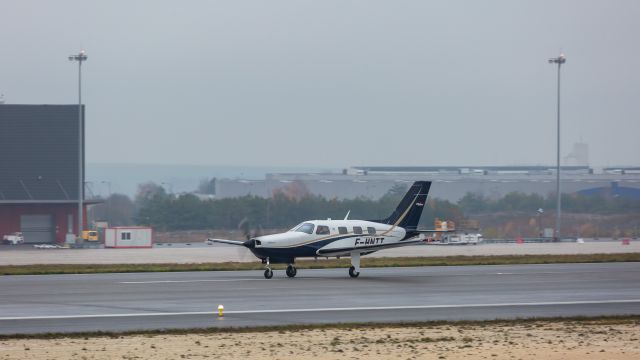 Piper Malibu Mirage (F-HNTT)
