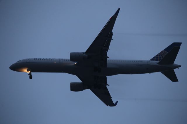 Boeing 757-200 (N588UA)