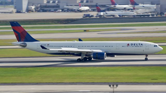 Airbus A330-300 (N827NW)