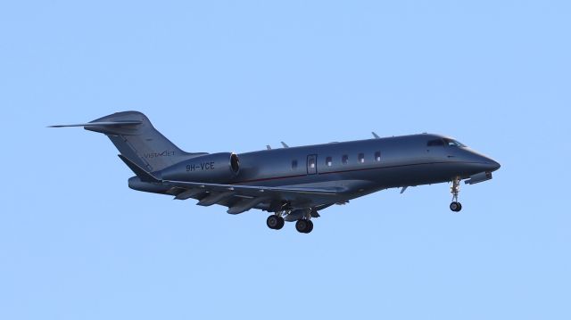 Canadair Challenger 350 (9H-VCE)