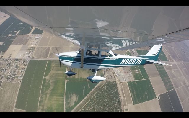 Cessna Skyhawk (N6087R) - Steep Turns out in the southwest Bakersfield practice area