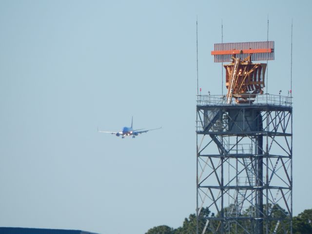 Boeing 737-700 (N7742B) - Southwest B737 coming in next to the radar at Pensacola International 