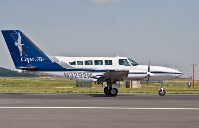 Cessna 402 (N3292) - Rolling out 22L 