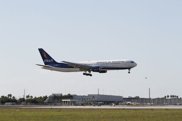 BOEING 767-300 (CP-2880)
