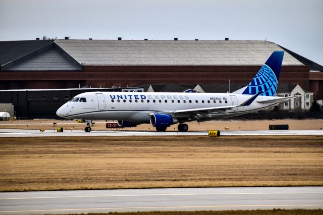 Embraer 175 (N624UX)