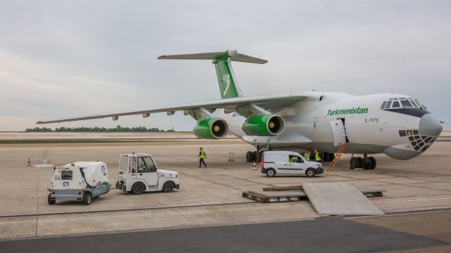 Ilyushin Il-76 (EZ-F427)