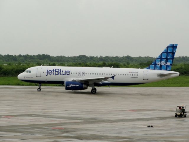 Airbus A320 (N587JB)