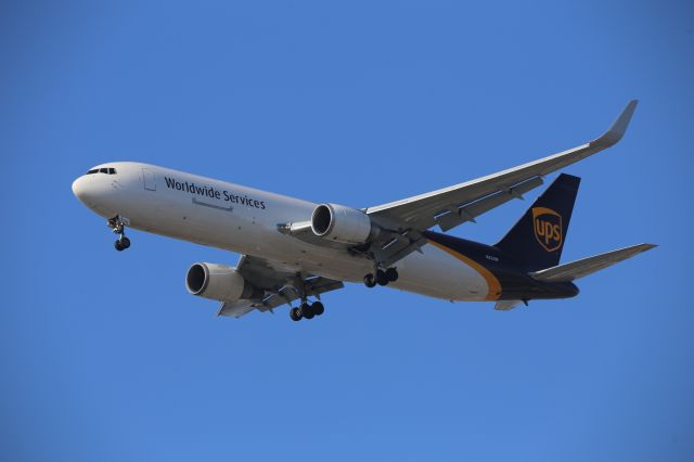 BOEING 767-300 (N322UP)